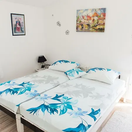 Ella * Rogoznica (Sibenik-Knin)